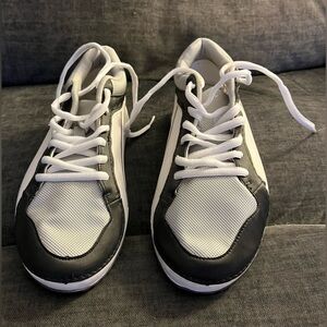 Women’s light exercise runners/sneakers.